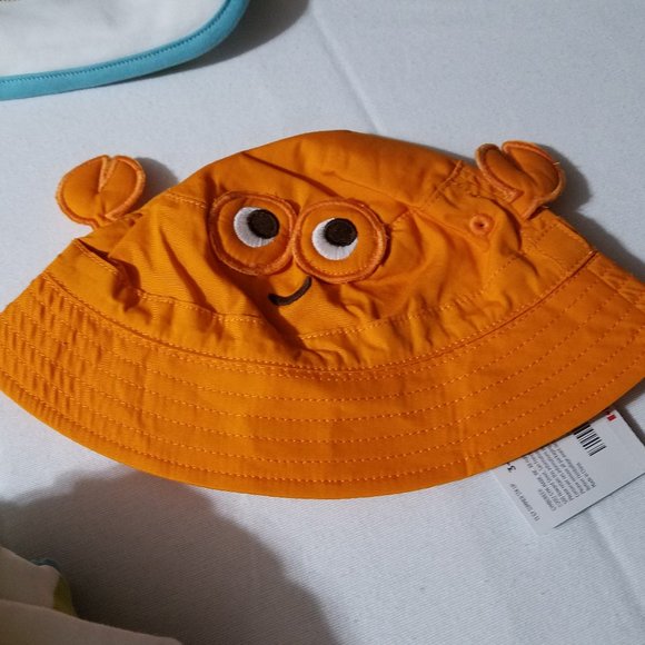 Gymboree Cuddly Crab NWT Blanket, 3-6 month socks, hat, bodysuit, romper & shoes - Picture 6 of 6